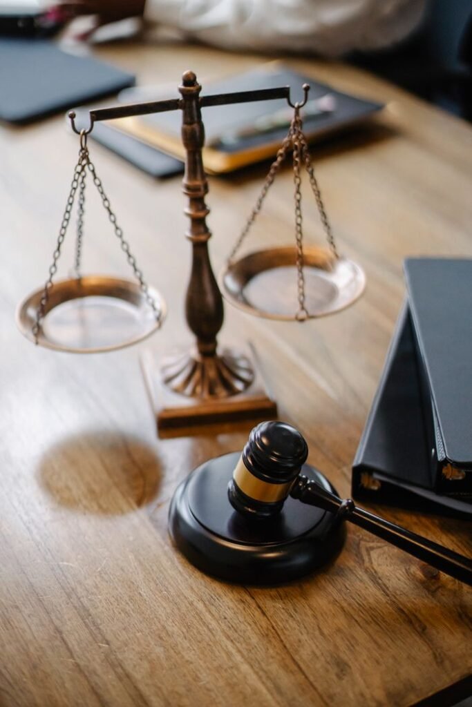 Vous travaillez au sein d'une entreprise High angle lawyers desk with decorative judgement scales and gavel in modern law firm